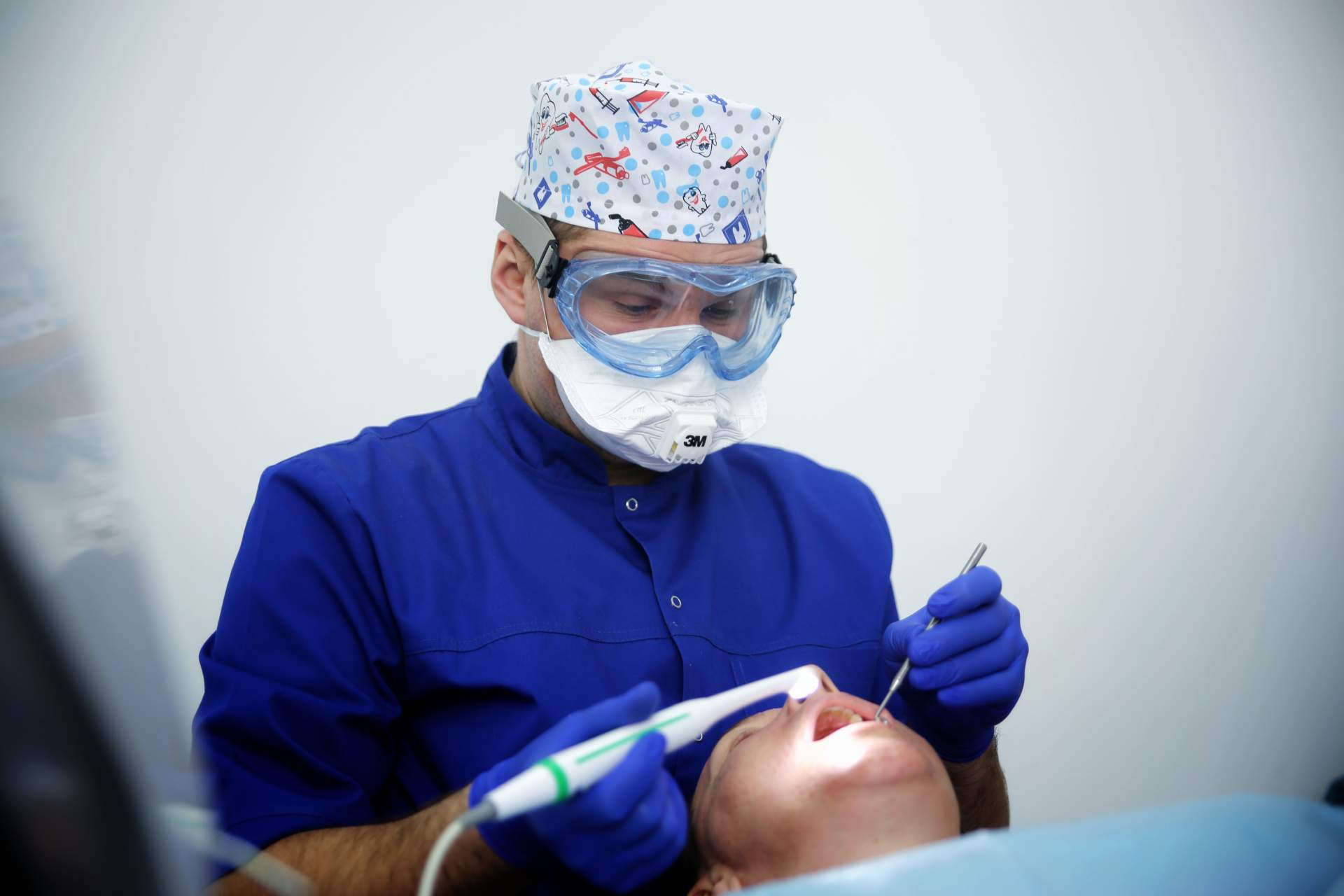 Профессиональная чистка зубов в стоматологии Лутфия